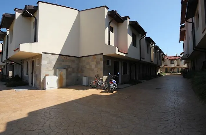 Imperial Heights Villas Вилла *