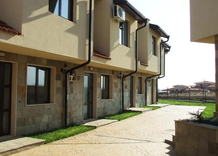 Imperial Heights Villas Вилла *